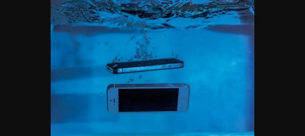 Teléfono mojado sumergido en agua tras un accidente