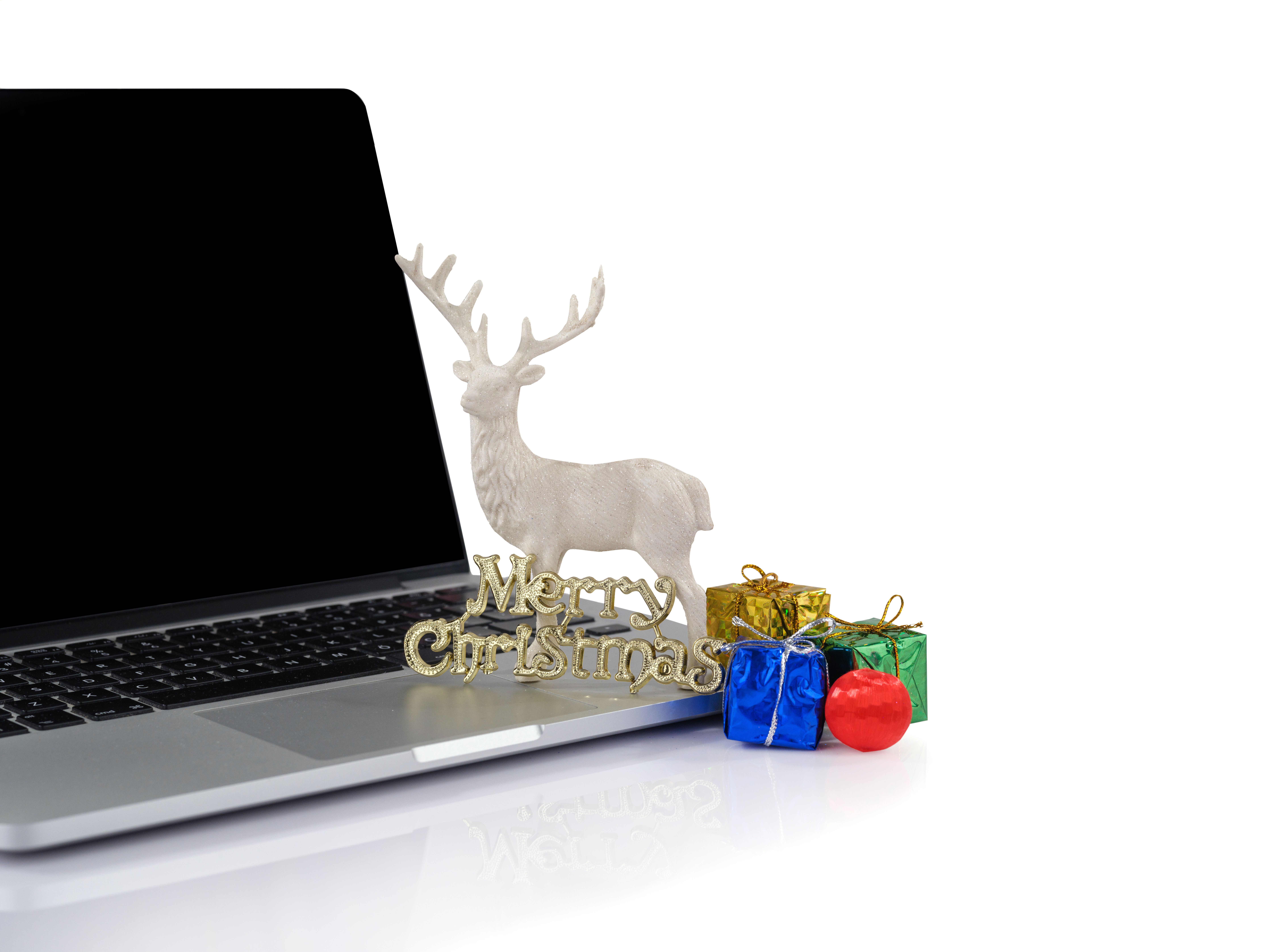 Regalos tecnológicos de Navidad: portátil con decoración navideña y regalos