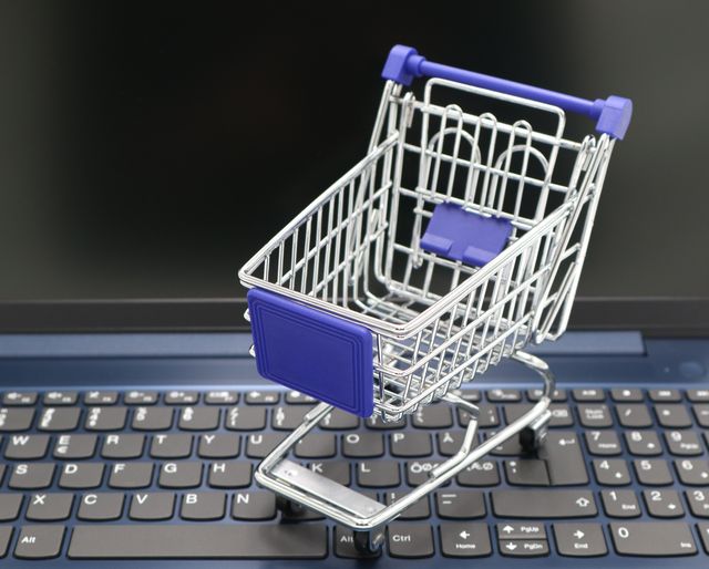 Comprar ordenador en Black Friday: carrito de la compra en miniatura sobre un teclado