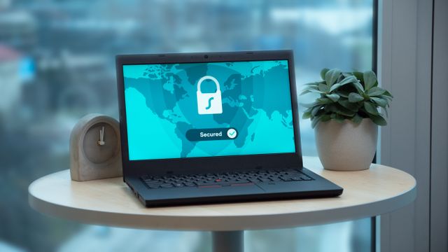 Ciberseguridad para pymes Lanzarote: portátil con pantalla de seguridad protegida