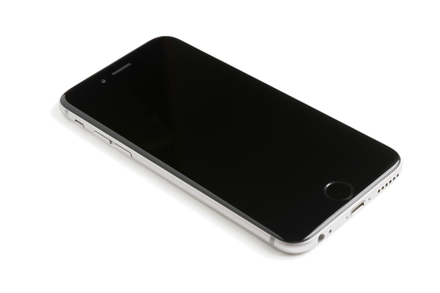 Reparar móvil o comprar uno nuevo: teléfono con pantalla rota sobre una mesa