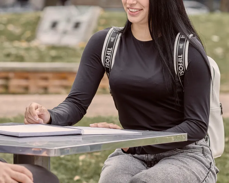 Adolescente con mochila usando su portátil para estudiantes en la vuelta al cole
